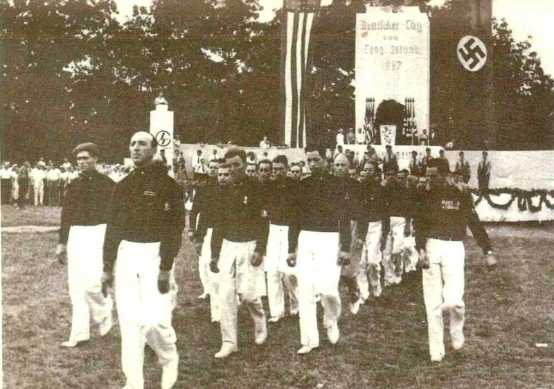 Marcha en Camp Siegfried con la bandera nazi y la estadounidense de fondo. Wikimedia Commons
